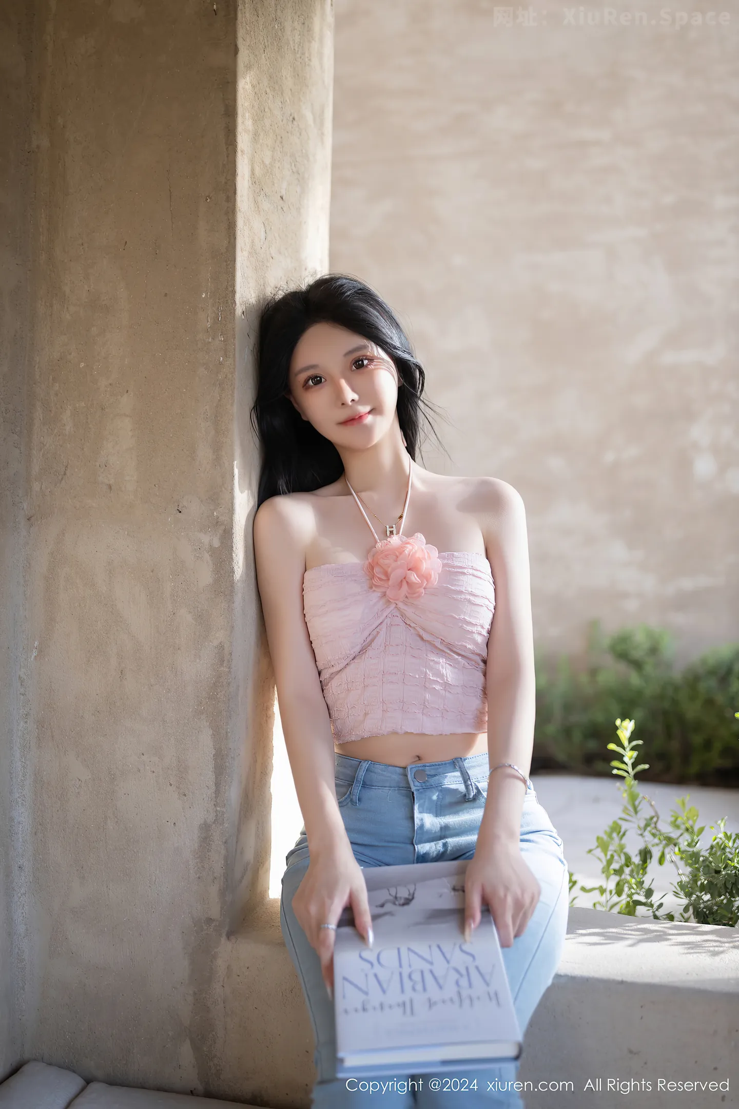 图片[5]-[XiuRen秀人网]VOL.8672 模特幼幼性感粉色上衣配蓝色牛仔裤半脱秀翘臀美腿撩人诱惑写真80P-秀人网官方网站